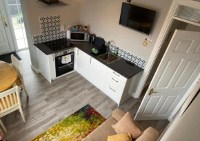 Mini apartment Carrigaline, 2 min walk to town - Sleeps 3 or 4